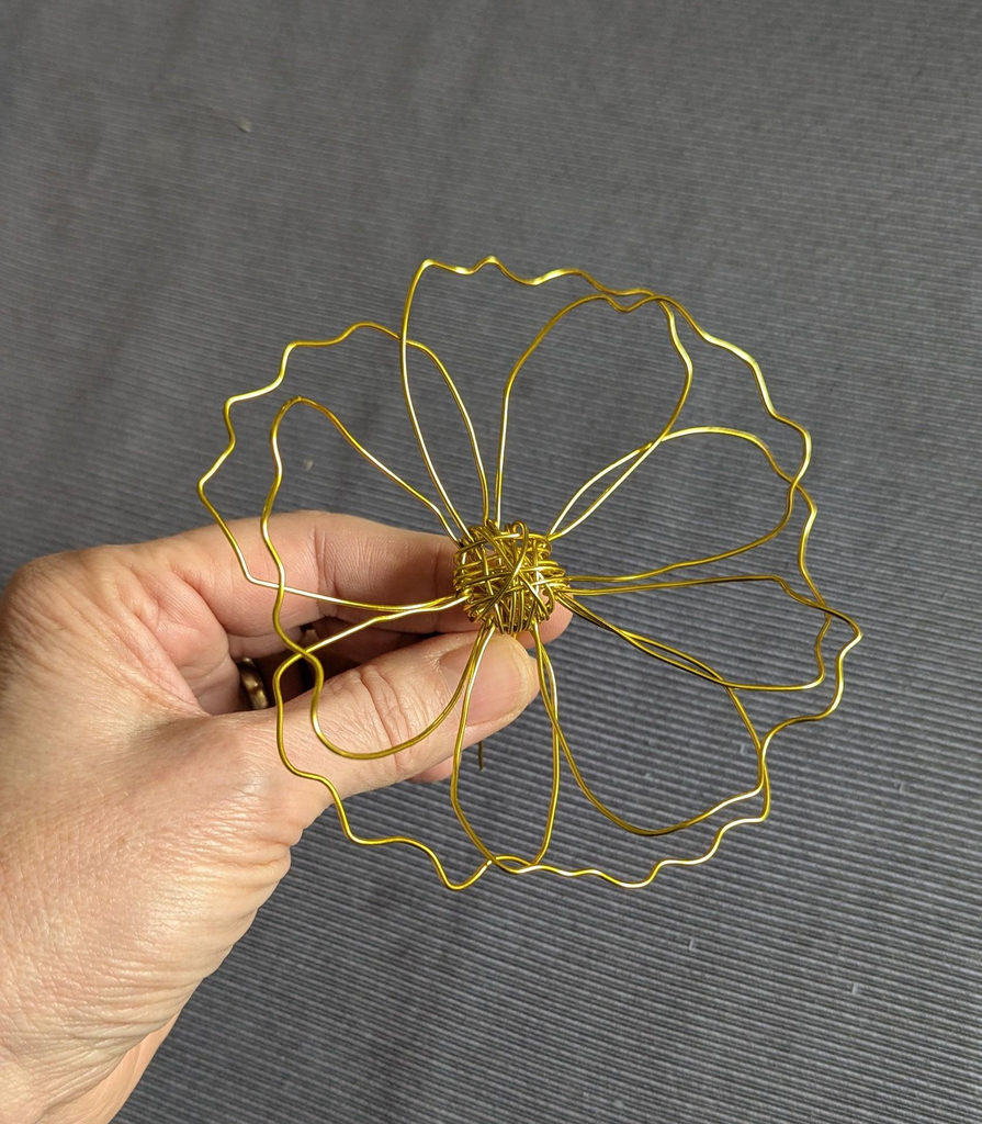 Fleur en métal doré cosmos simple