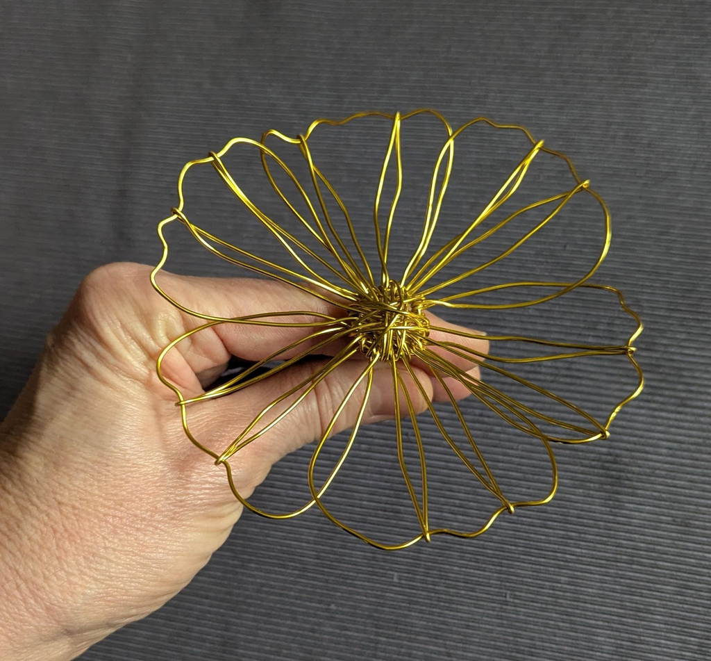 Fleur de cosmos double fait main en fil doré