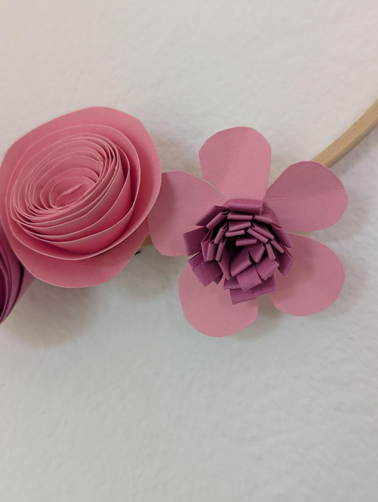 detail roses papier spirale mauve rose couronne personnalisee
