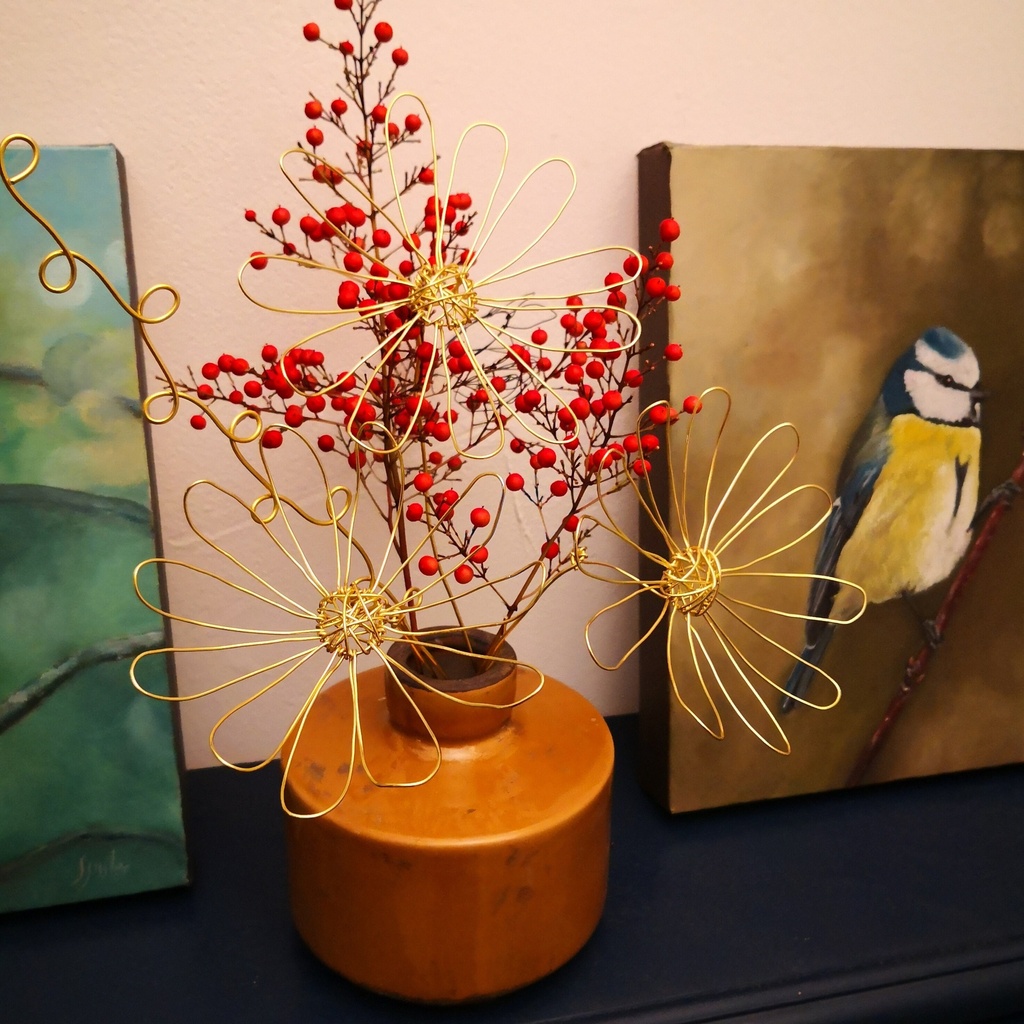 bouquet marguerites fil de metal dore pour vase decoration florale metal