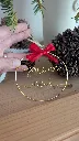 Boule dorée et ruban rouge