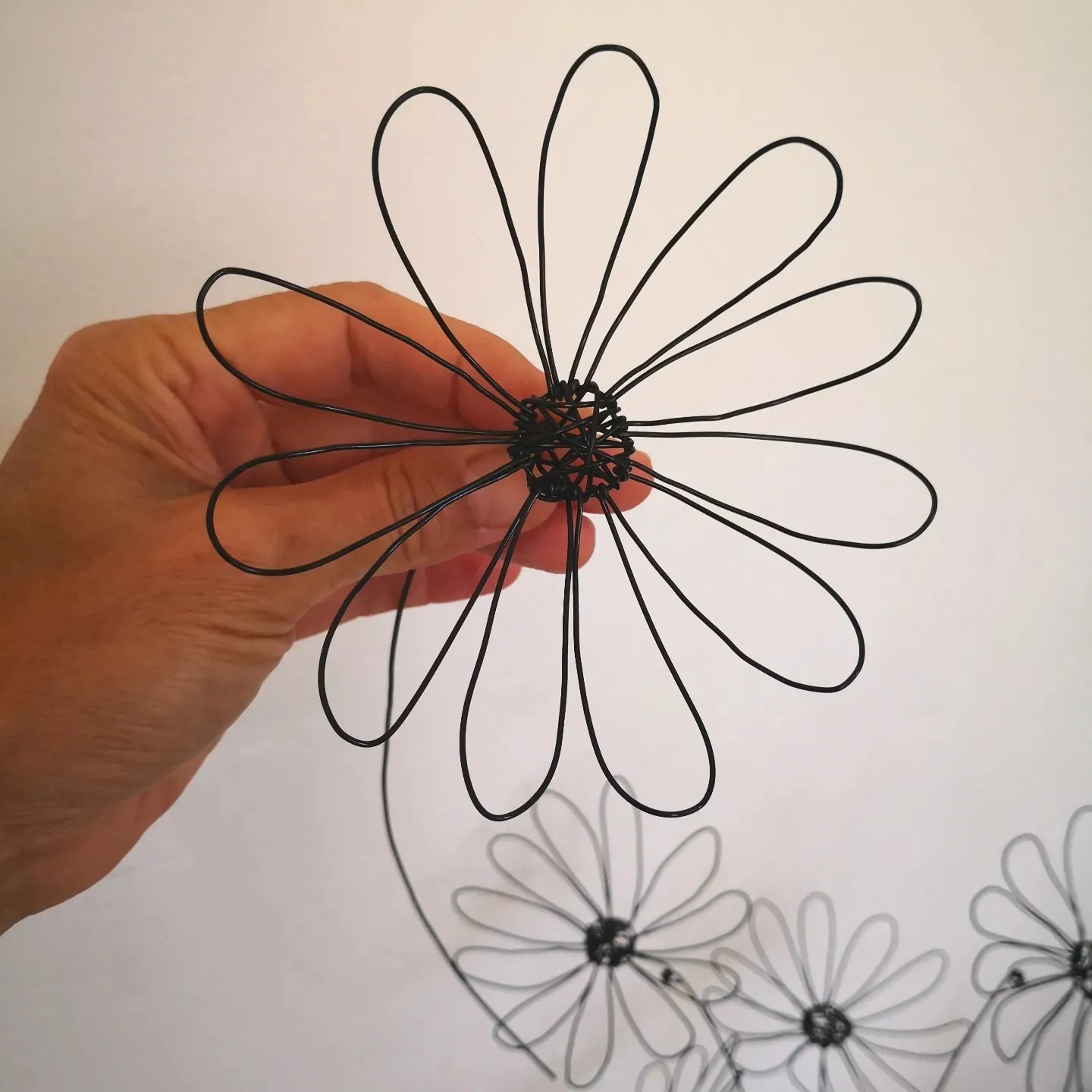 detail marguerite fil metal noir tiges pliables bouquet contemporain