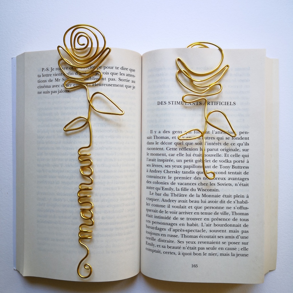detail marque-page fil metal prenom rose artisanal fait main