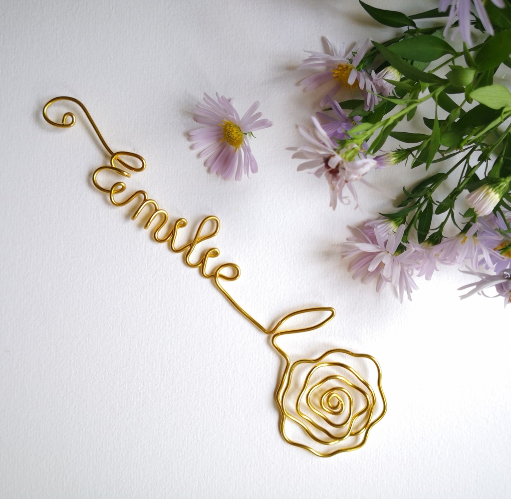 marque-page motif rose spirale fil aluminium dore cadeau original