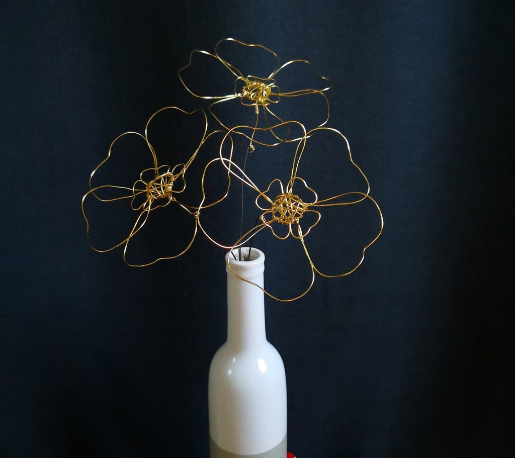 bouquet coquelicots fil metal dore avec feuillages decoration interieure
