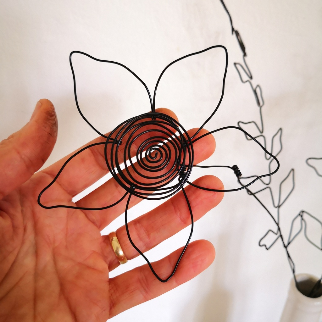 Fleur en fil de fer faite à la main