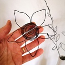 Fleur en fil de fer faite à la main