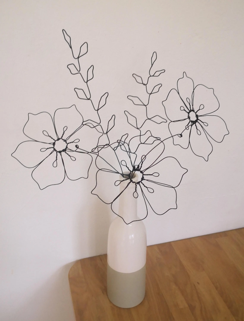 fleurs en fil de fer poinsettias feuillages composition florale fait main