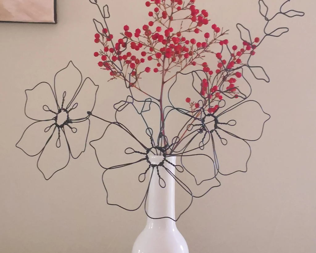 detail poinsettia fil metal deco minimaliste florale vase contemporain