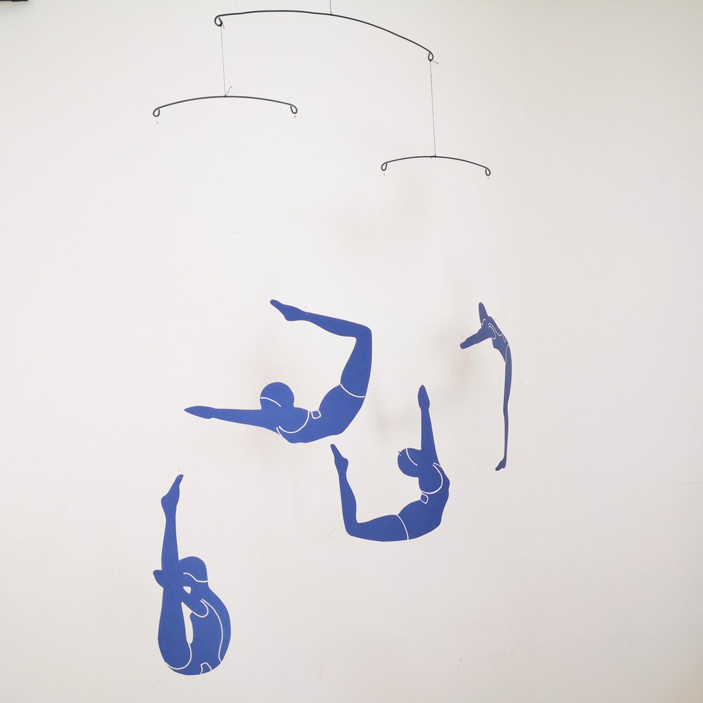 Mobile les nageuses en papier cartonné bleu