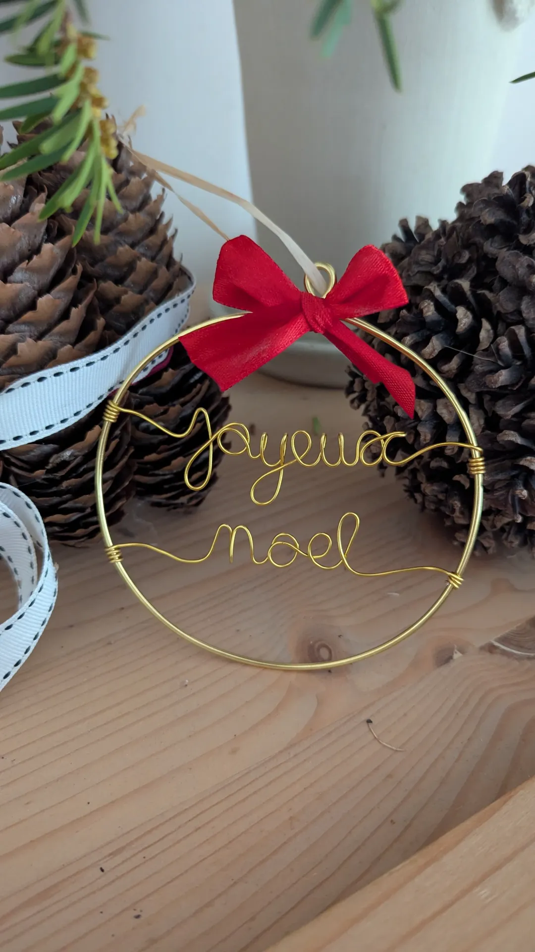 Boule de Noël Personnalisée avec prénom, fil doré et ruban rouge